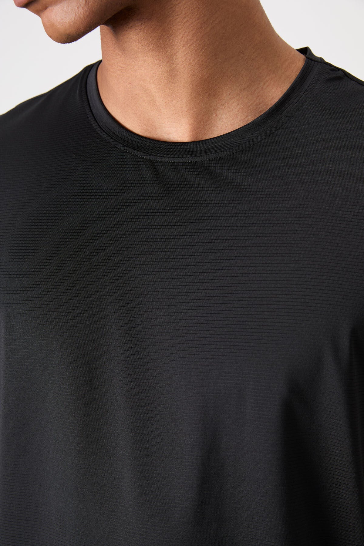 Image of Siyah Nefes Alan Dokulu İnce Esnek Standart Fit Erkek Performans T-Shirt - 88383