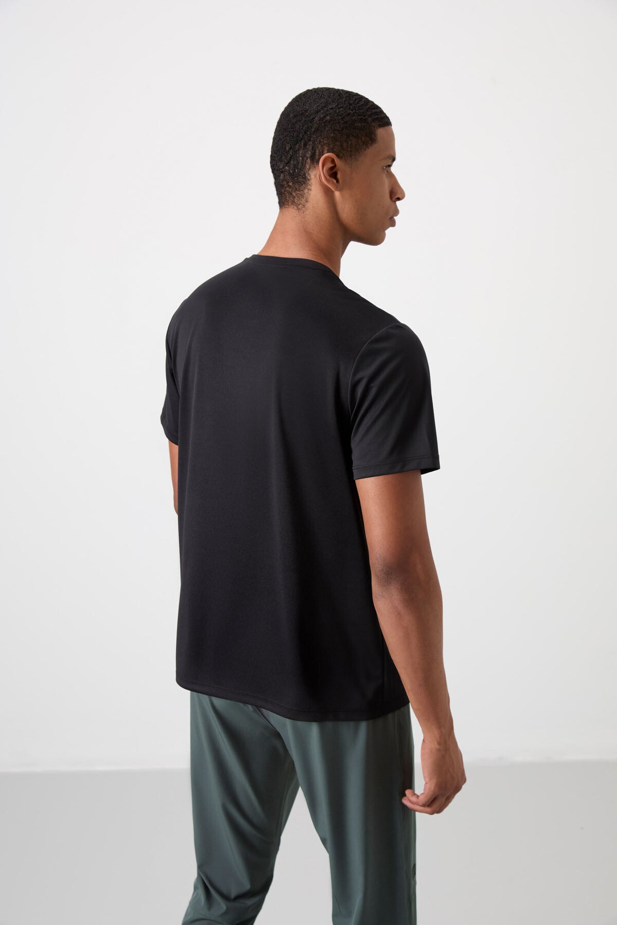 Image of Siyah Nefes Alan Dokulu İnce Esnek Standart Fit Erkek Performans T-Shirt - 88385
