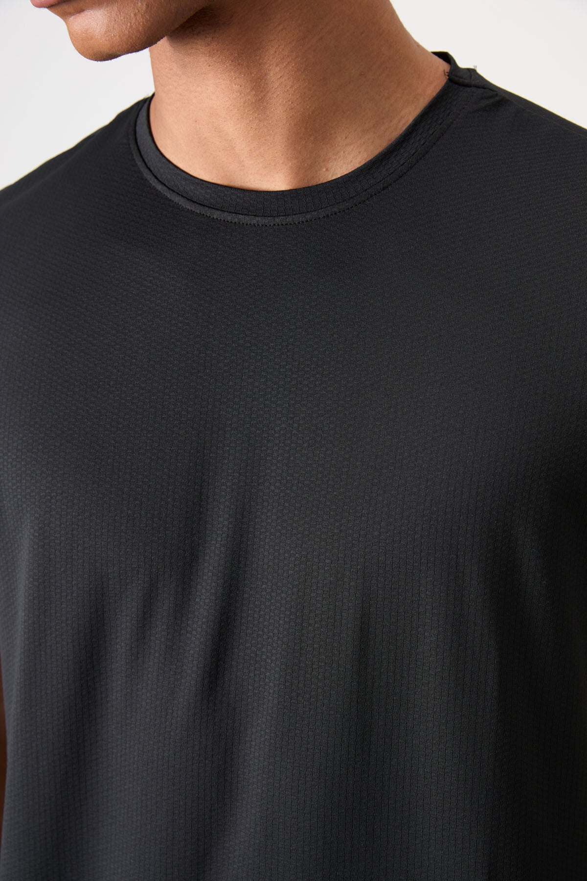 Image of Siyah Nefes Alan Dokulu İnce Esnek Standart Fit Erkek Performans T-Shirt - 88388
