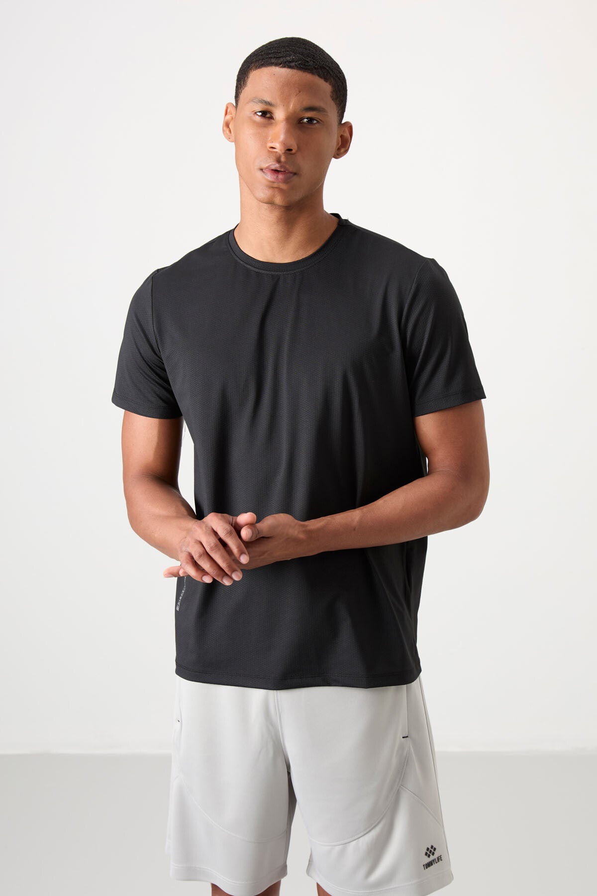 Image of Siyah Nefes Alan Dokulu İnce Esnek Standart Fit Erkek Performans T-Shirt - 88388