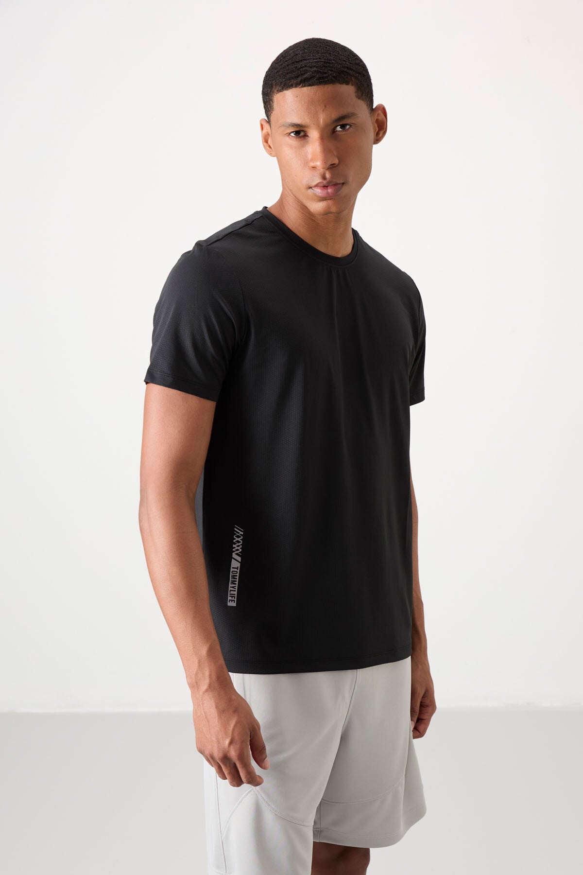 Image of Siyah Nefes Alan Dokulu İnce Esnek Standart Fit Erkek Performans T-Shirt - 88388