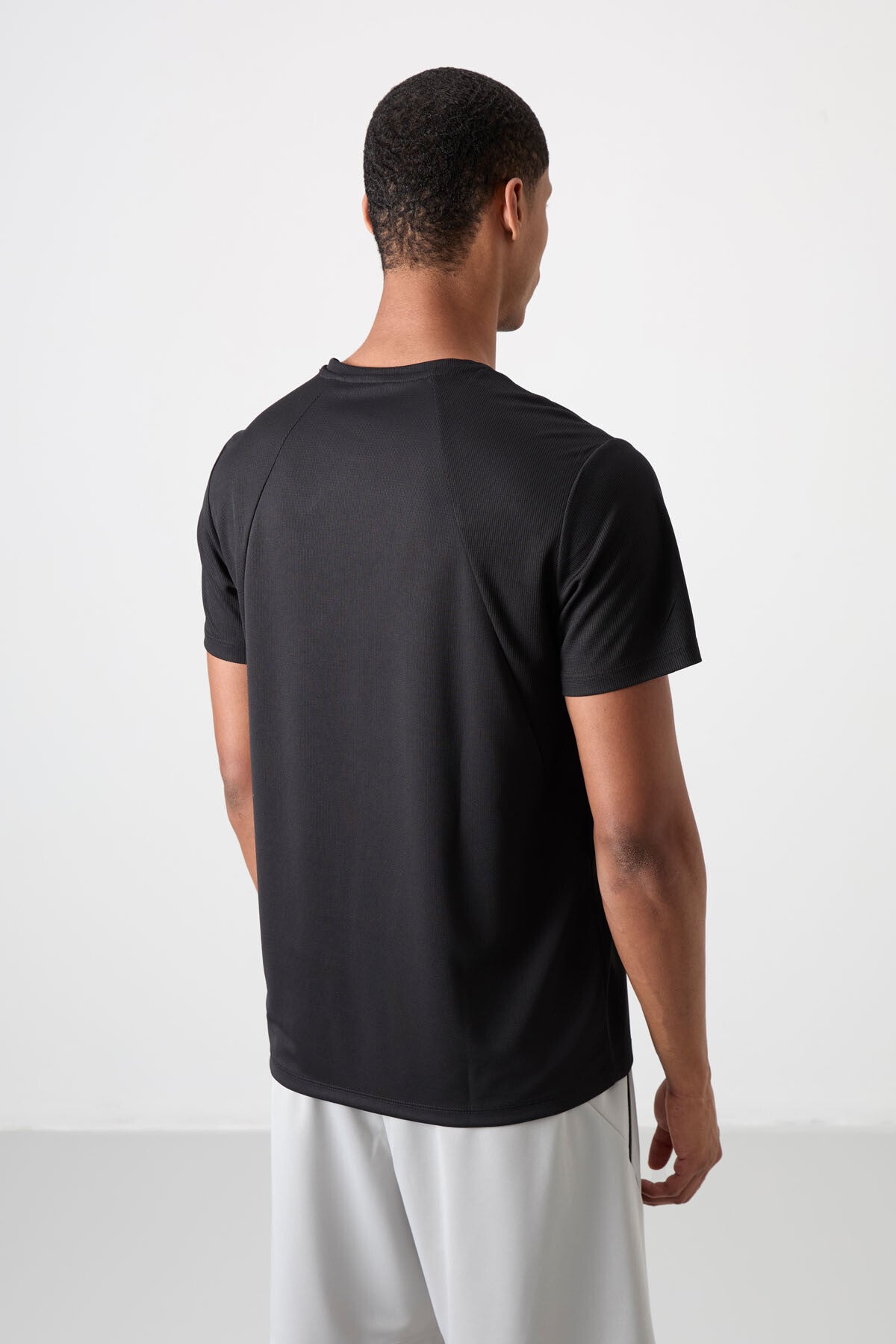 Image of Siyah Nefes Alan Dokulu İnce Esnek Standart Fit Erkek Performans T-Shirt - 88391