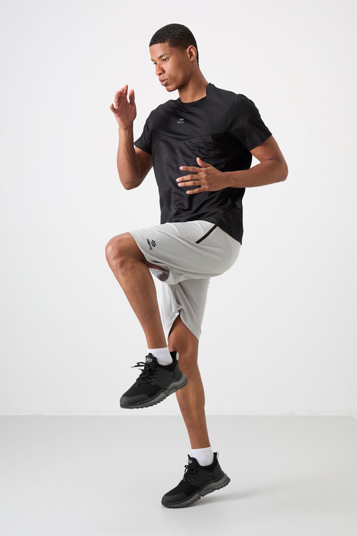 Image of Siyah Nefes Alan Dokulu İnce Esnek Standart Fit Erkek Performans T-Shirt - 88391