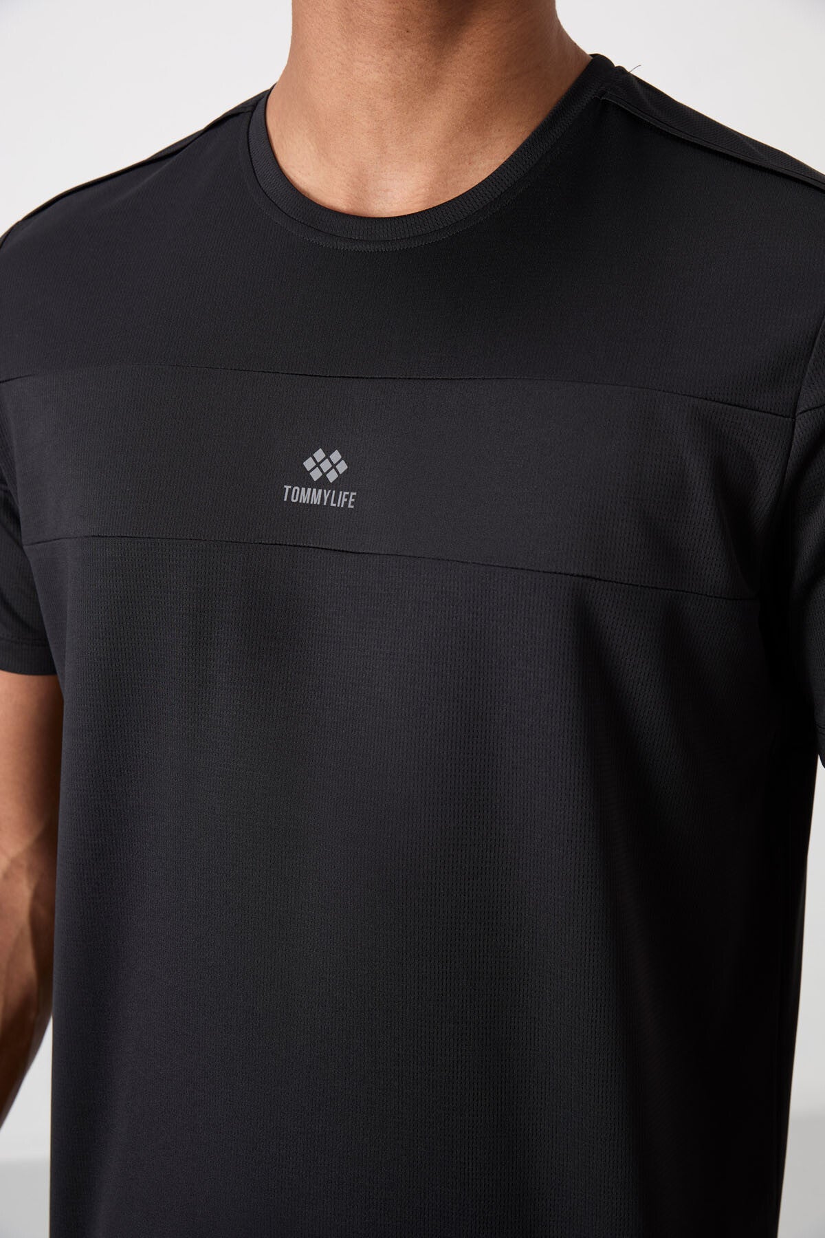 Image of Siyah Nefes Alan Dokulu İnce Esnek Standart Fit Erkek Performans T-Shirt - 88396