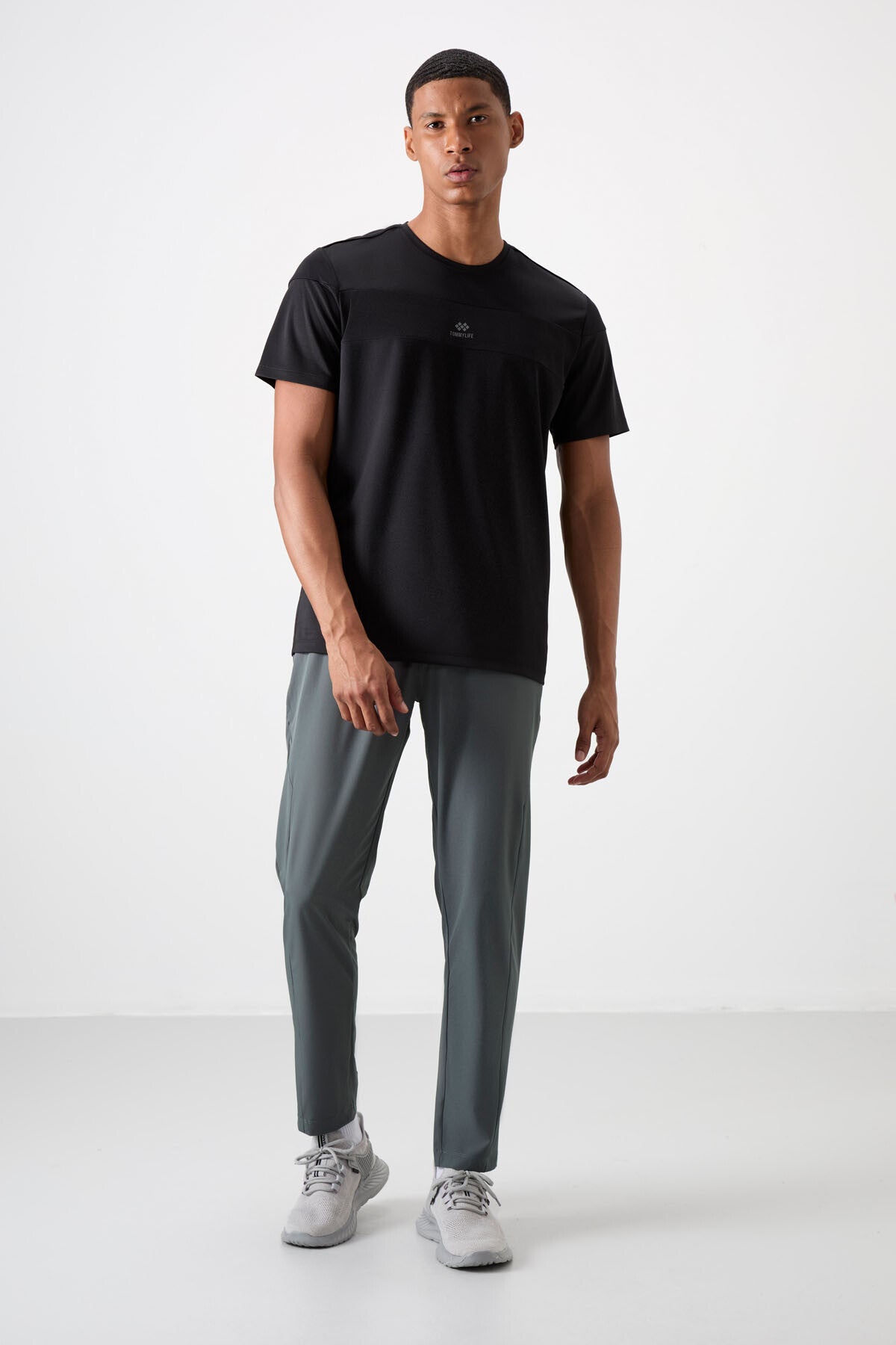 Image of Tricou sport negru respirabil, texturat, subțire, flexibil, croială standard pentru bărbați - 88396