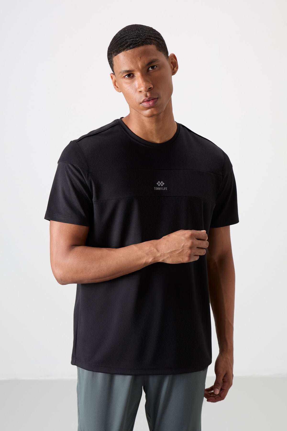 Image of Tricou sport negru respirabil, texturat, subțire, flexibil, croială standard pentru bărbați - 88396