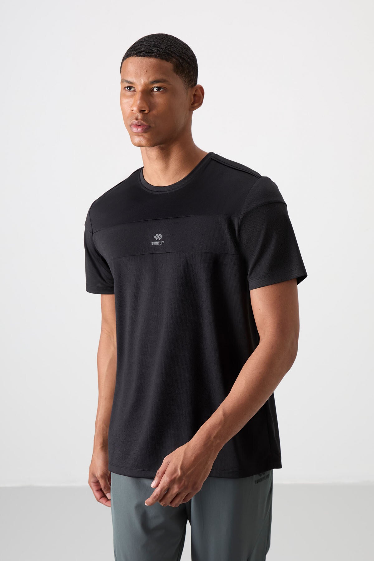 Image of Tricou sport negru respirabil, texturat, subțire, flexibil, croială standard pentru bărbați - 88396