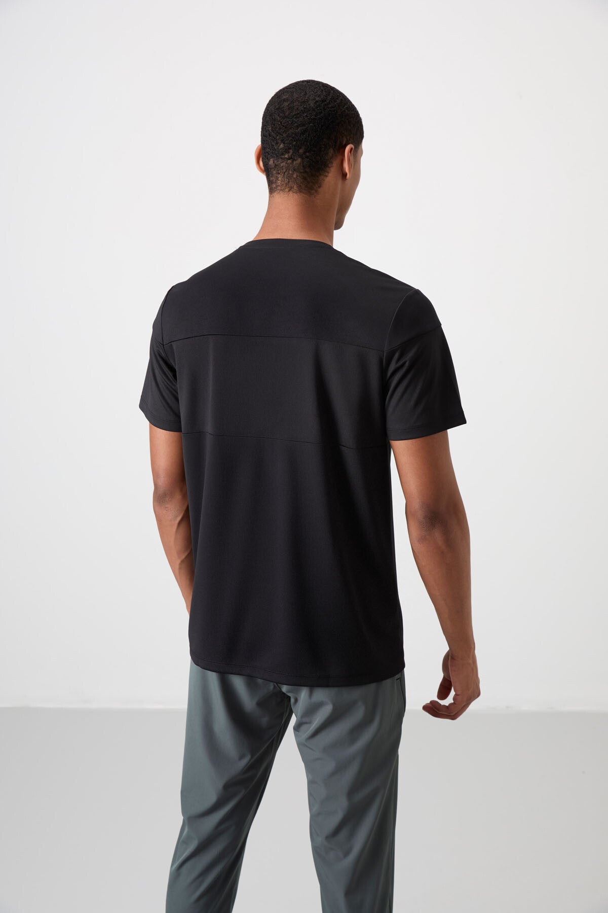 Image of Siyah Nefes Alan Dokulu İnce Esnek Standart Fit Erkek Performans T-Shirt - 88396