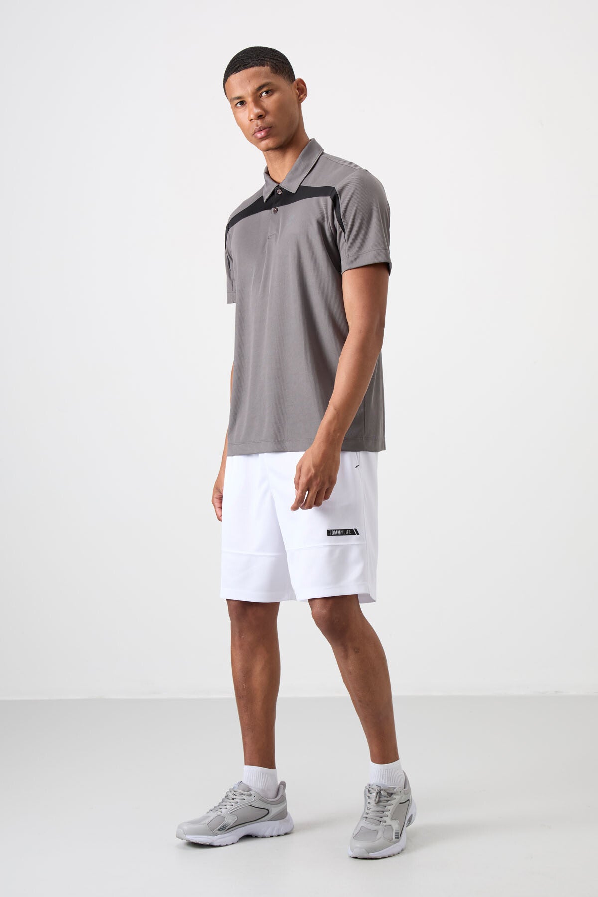 Image of Tricou sport bărbătesc gri închis, respirabil, texturat, subțire, flexibil, croială standard, cu guler polo - 88392