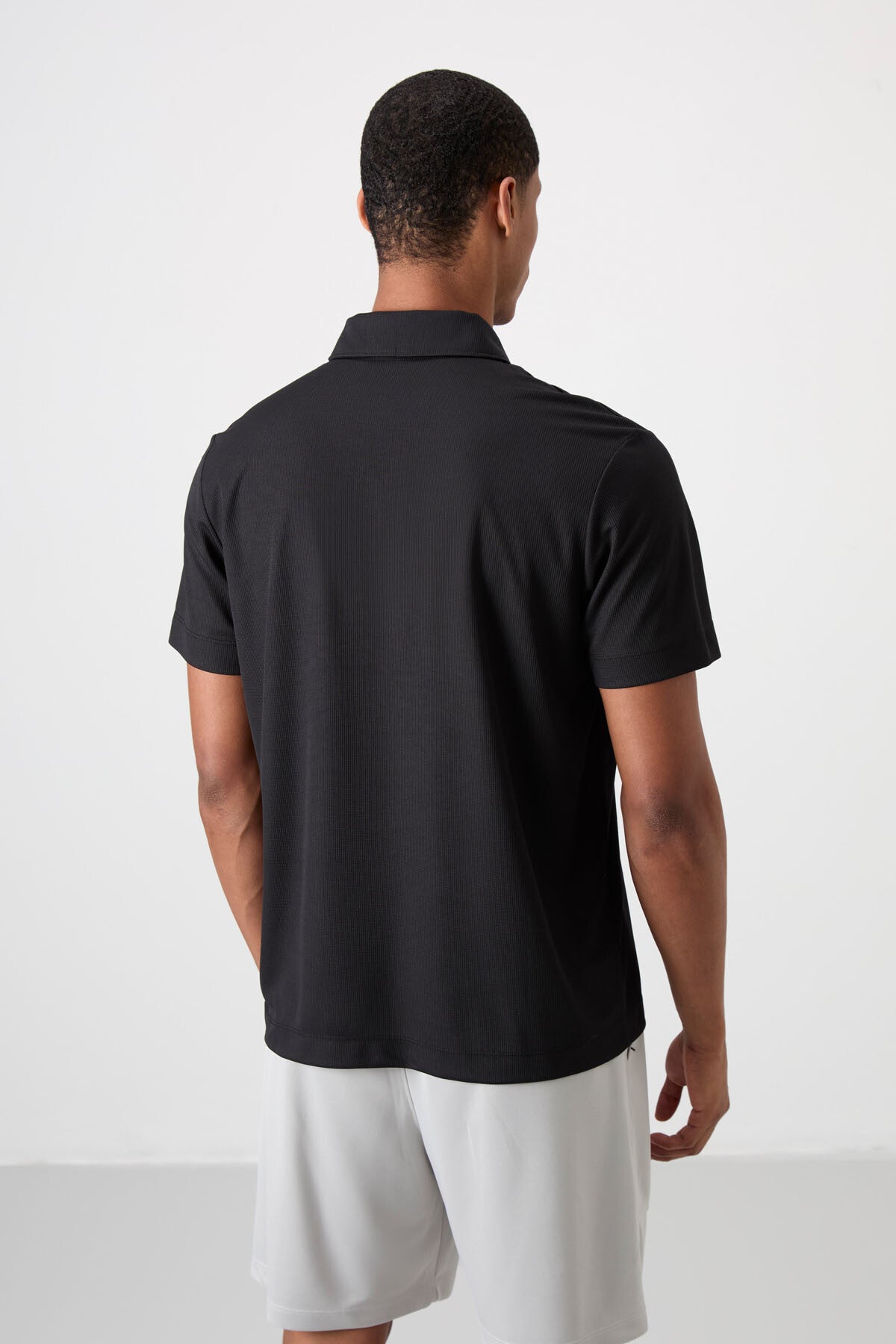 Image of Siyah Nefes Alan Dokulu İnce Esnek Standart Fit Polo Yaka Erkek Performans T-Shirt - 88393