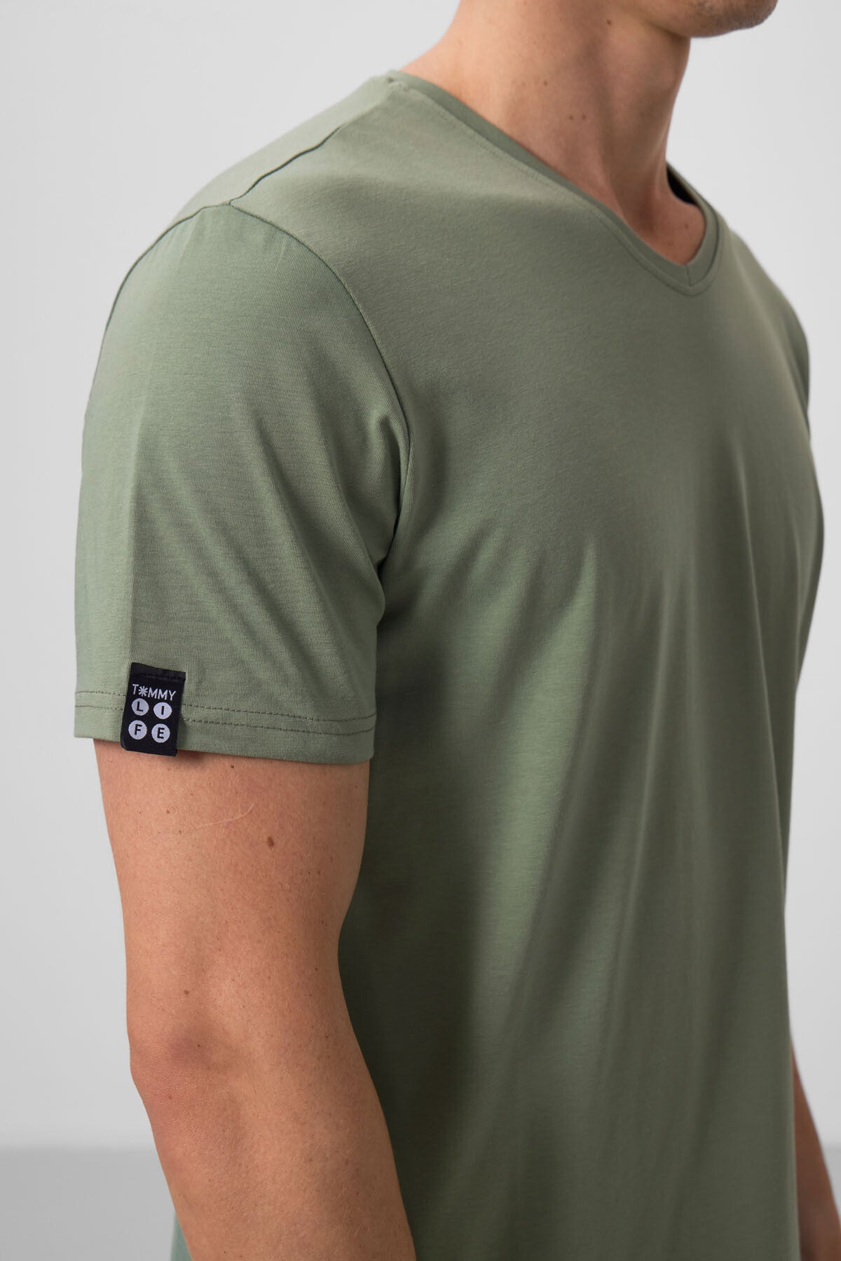 Image of Açık Yeşil Basic Kısa Kol Standart Kalıp V Yaka Erkek T-Shirt - 87912