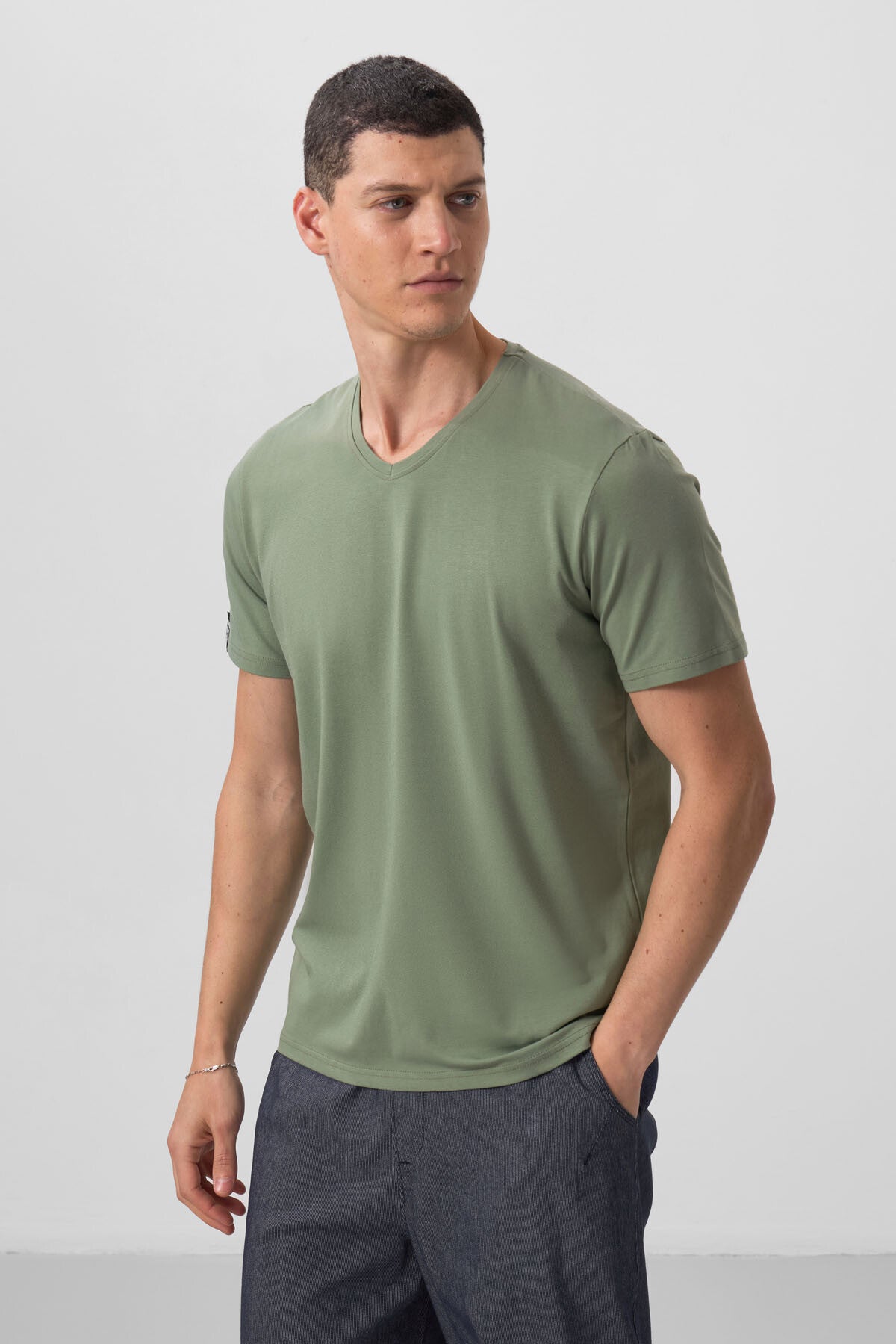 Image of Açık Yeşil Basic Kısa Kol Standart Kalıp V Yaka Erkek T-Shirt - 87912