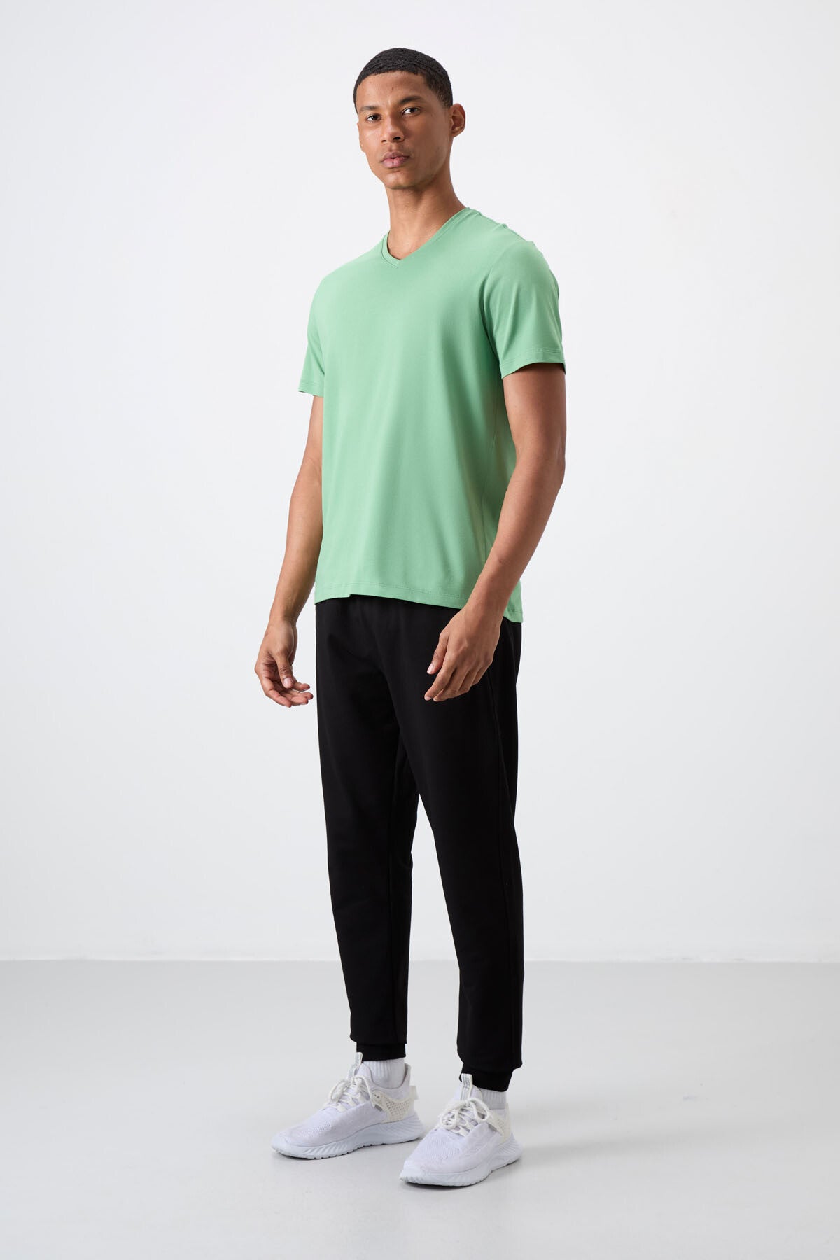 Image of Pastel Yeşil Basic Kısa Kol Standart Kalıp V Yaka Erkek T-Shirt - 87912