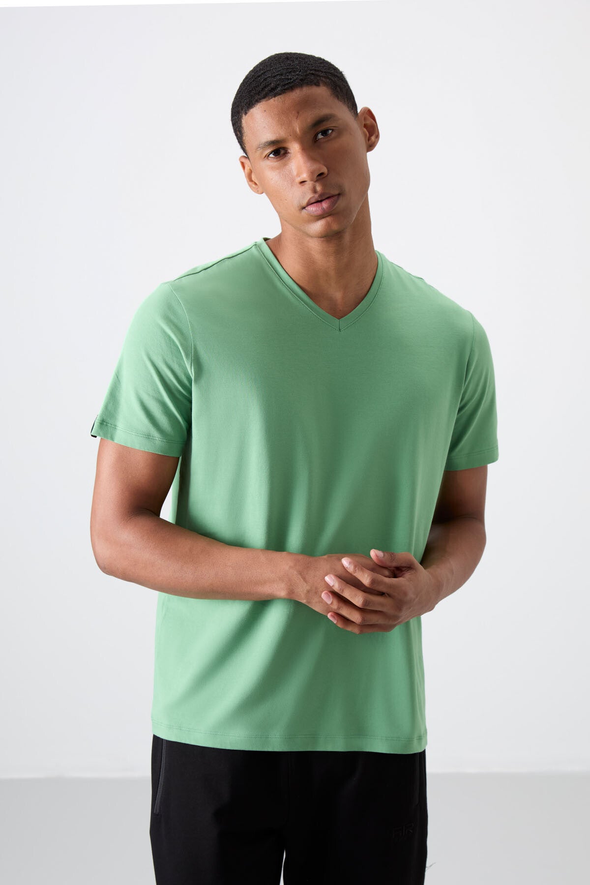 Image of Pastel Yeşil Basic Kısa Kol Standart Kalıp V Yaka Erkek T-Shirt - 87912