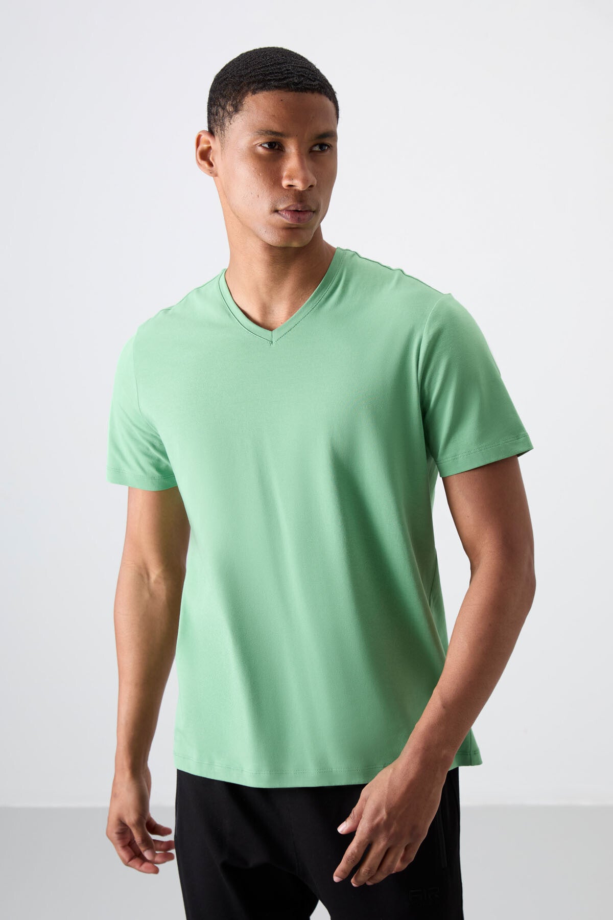 Image of Pastel Yeşil Basic Kısa Kol Standart Kalıp V Yaka Erkek T-Shirt - 87912