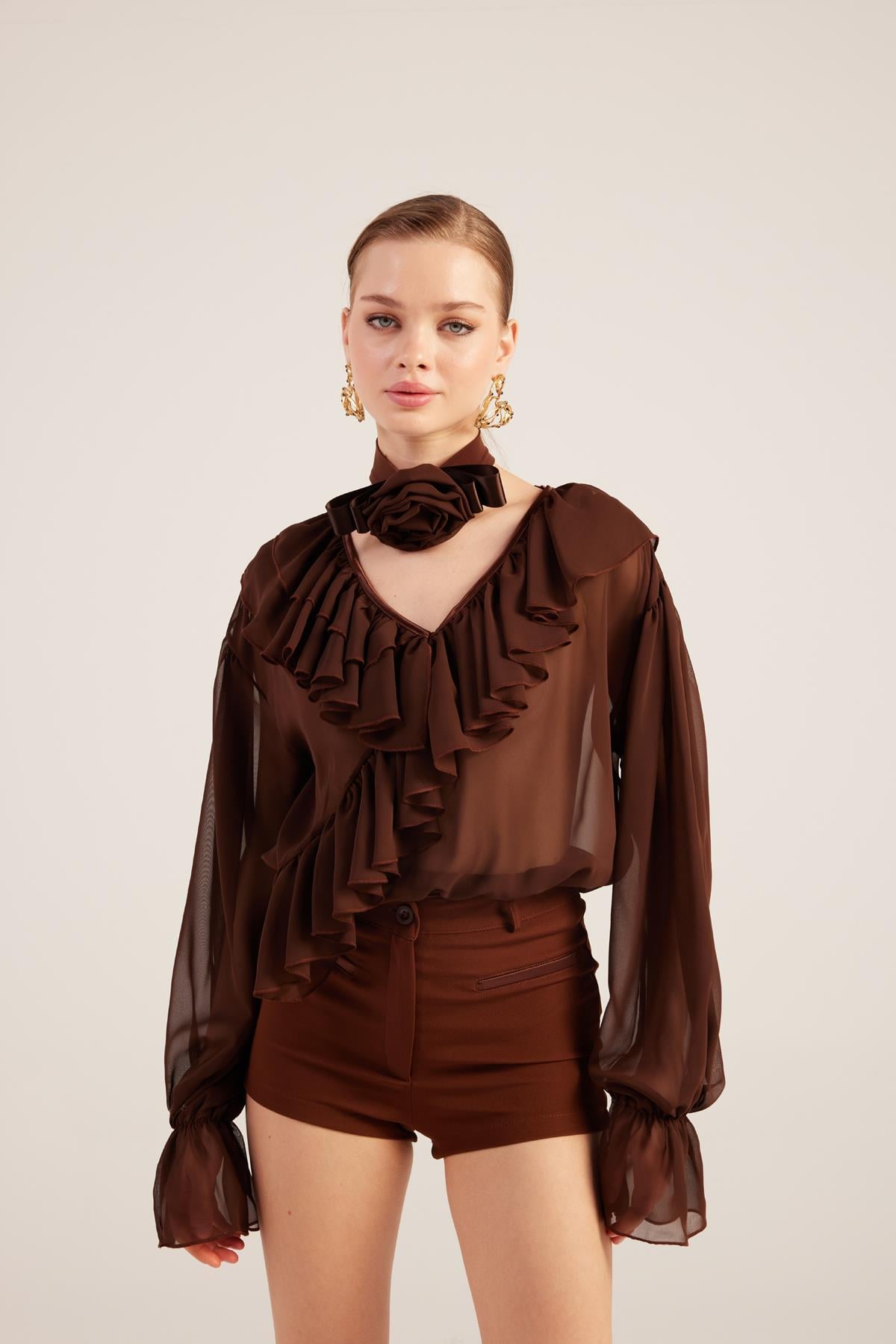 Image of Fırfırlı Güllü Choker Aksesuarlı Şifon Sassy Gömlek Kahve