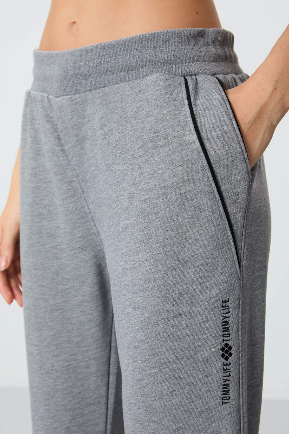 Image of Pantaloni de trening gri melange din bumbac compact, gros, texturat, croială standard, pentru femei - 94660