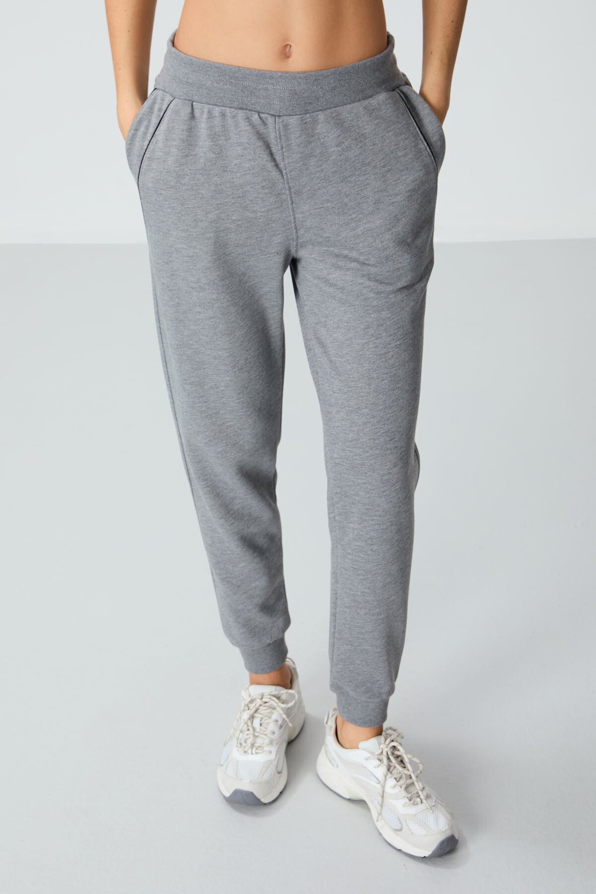 Image of Pantaloni de trening gri melange din bumbac compact, gros, texturat, croială standard, pentru femei - 94660