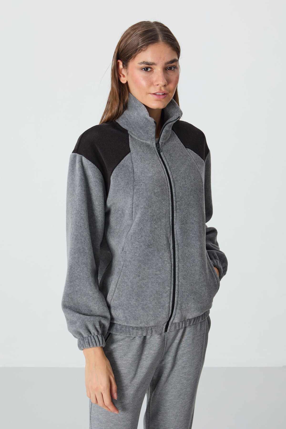 Image of Gri Melanj Kalın Yumuşak Dokulu Dik Yaka Oversize Nakışlı Polar Kadın Sweatshirt - 97293