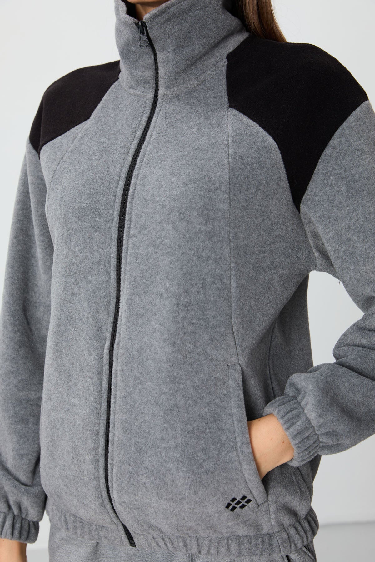 Image of Gri Melanj Kalın Yumuşak Dokulu Dik Yaka Oversize Nakışlı Polar Kadın Sweatshirt - 97293