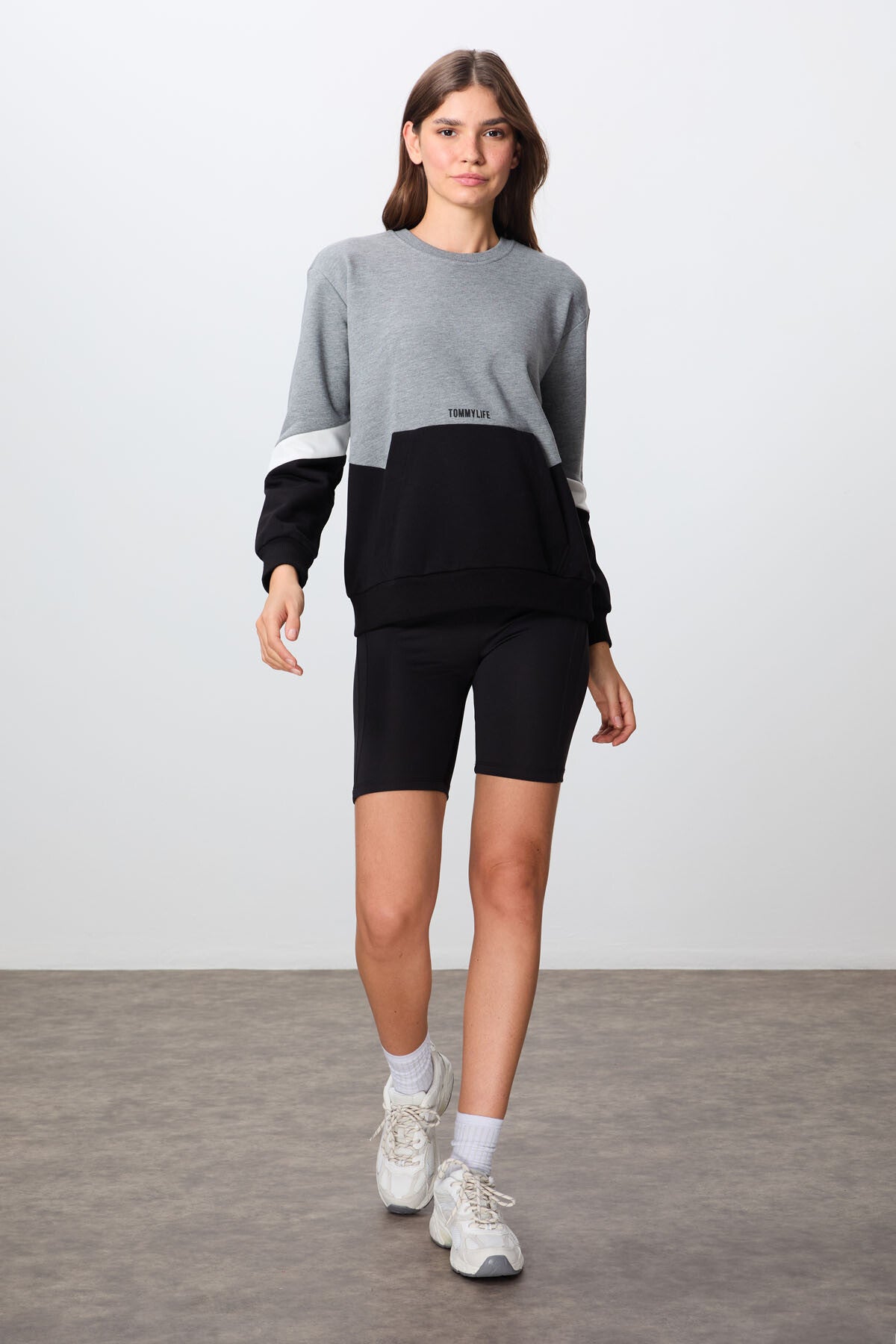 Image of Gri Melanj Kompakt Pamuklu Kalın Pürüzsüz Dokulu O Yaka Oversize Fit Kadın Sweatshirt - 97289