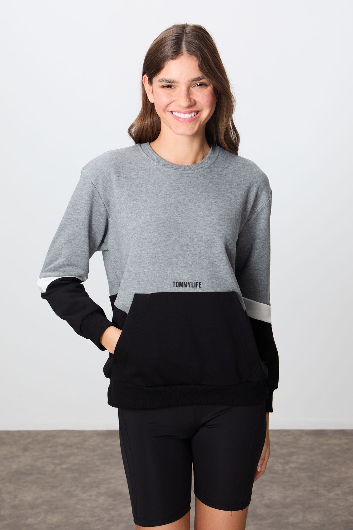 Image of Gri Melanj Kompakt Pamuklu Kalın Pürüzsüz Dokulu O Yaka Oversize Fit Kadın Sweatshirt - 97289