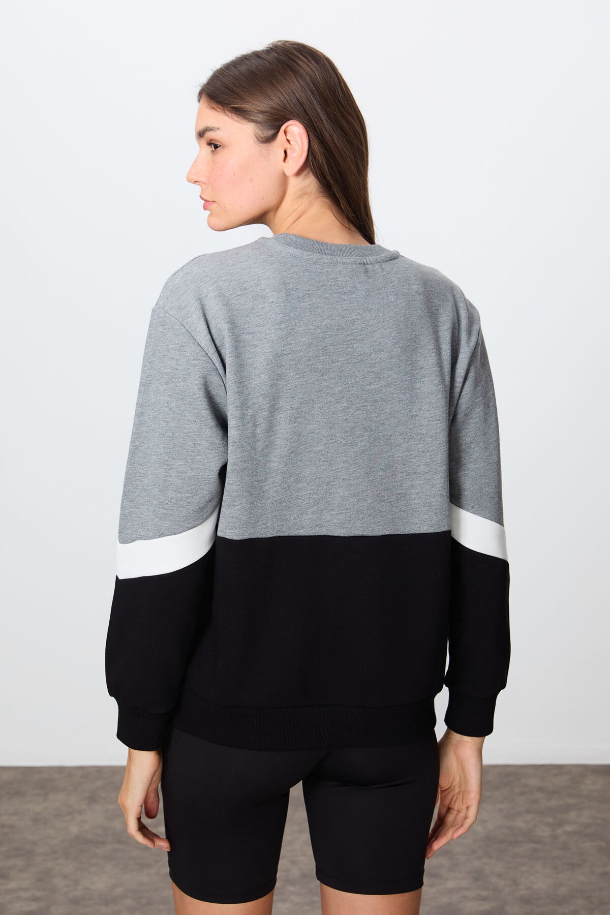 Image of Gri Melanj Kompakt Pamuklu Kalın Pürüzsüz Dokulu O Yaka Oversize Fit Kadın Sweatshirt - 97289