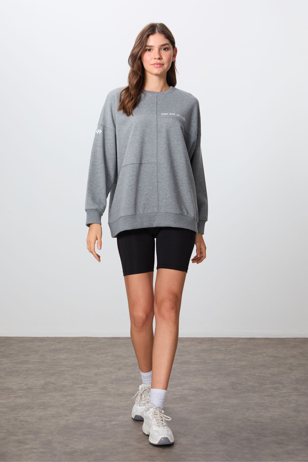 Image of Gri Melanj Kompakt Pamuklu Kalın Pürüzsüz Dokulu O Yaka Oversize Fit Kadın Sweatshirt - 97288