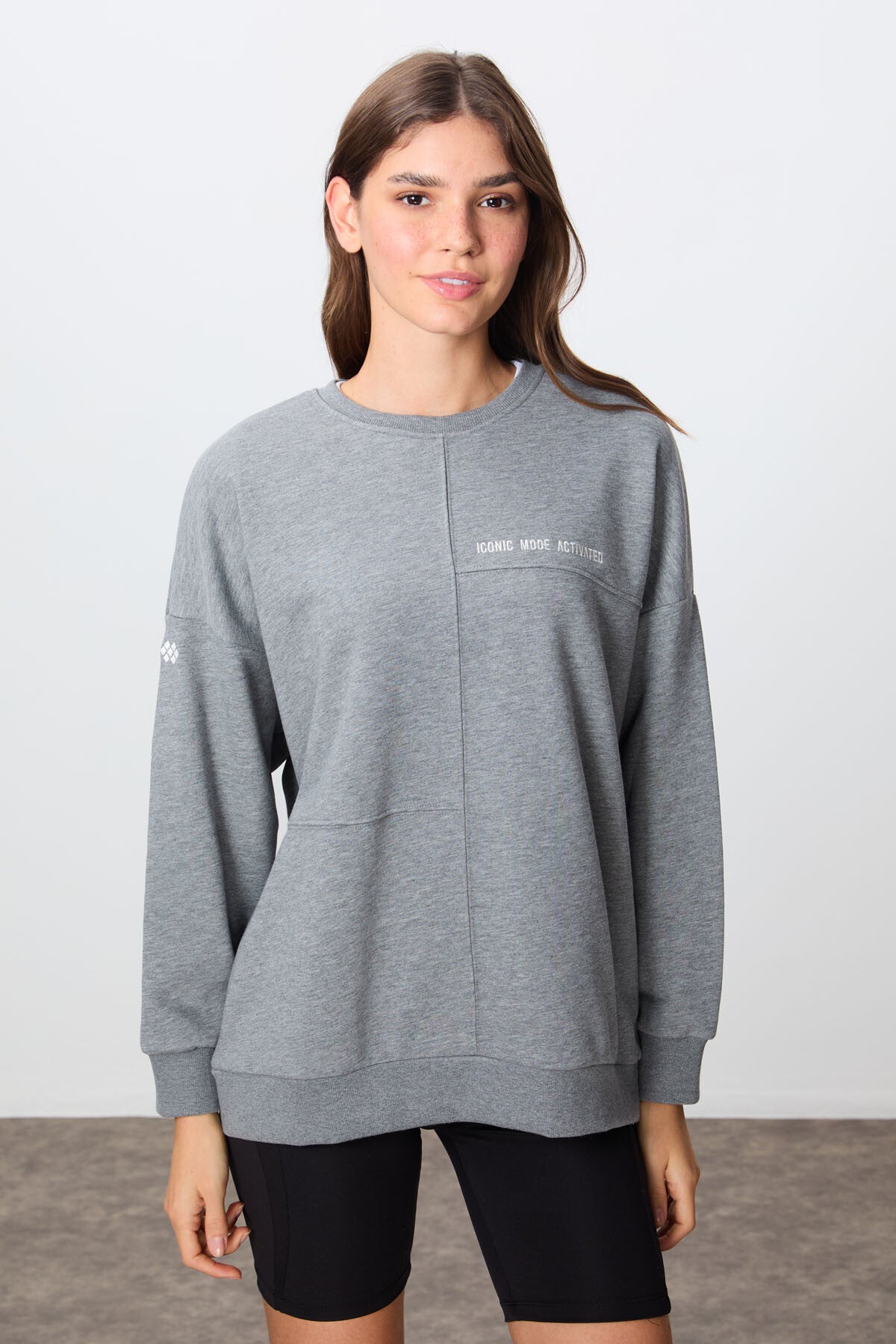 Image of Gri Melanj Kompakt Pamuklu Kalın Pürüzsüz Dokulu O Yaka Oversize Fit Kadın Sweatshirt - 97288