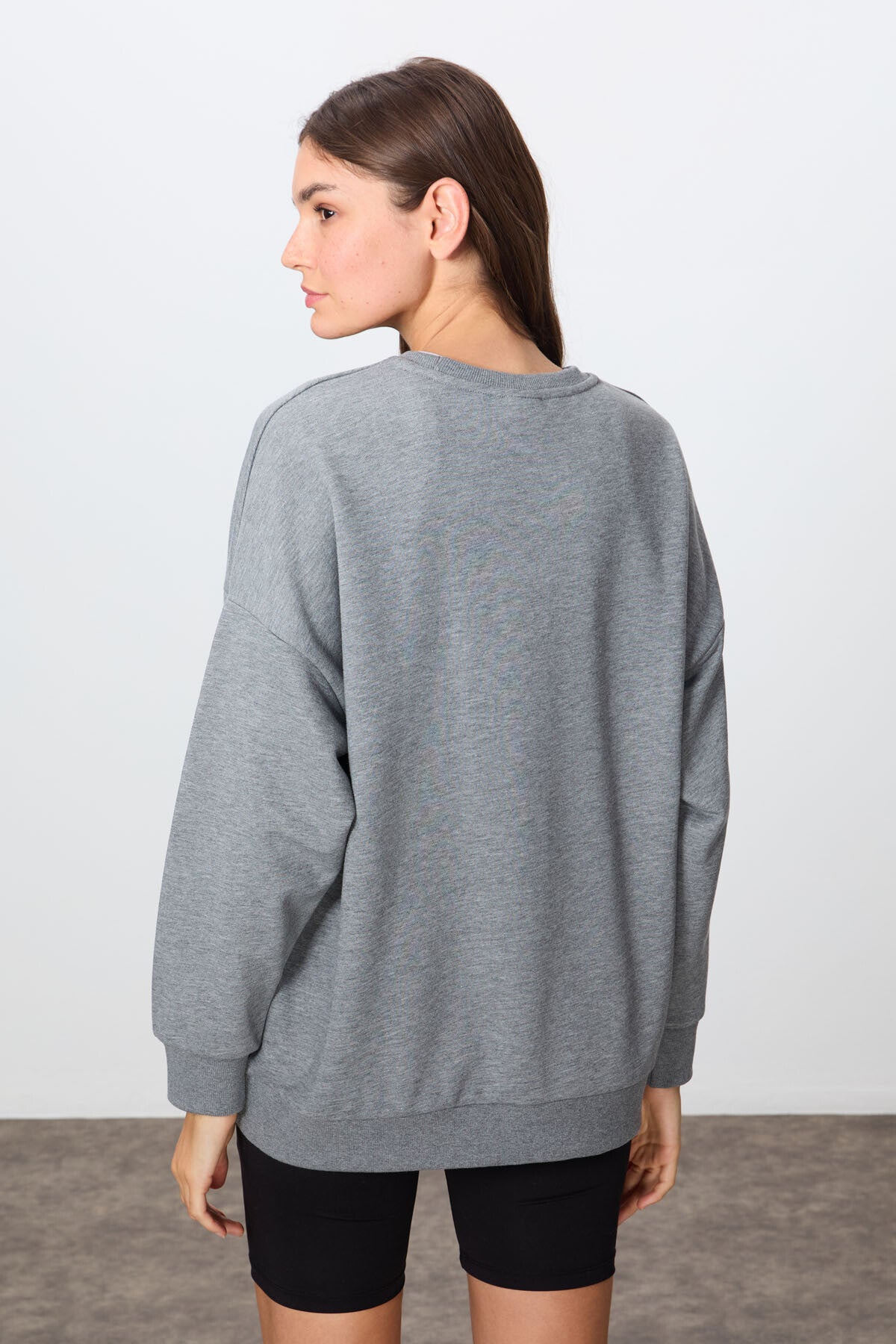Image of Gri Melanj Kompakt Pamuklu Kalın Pürüzsüz Dokulu O Yaka Oversize Fit Kadın Sweatshirt - 97288