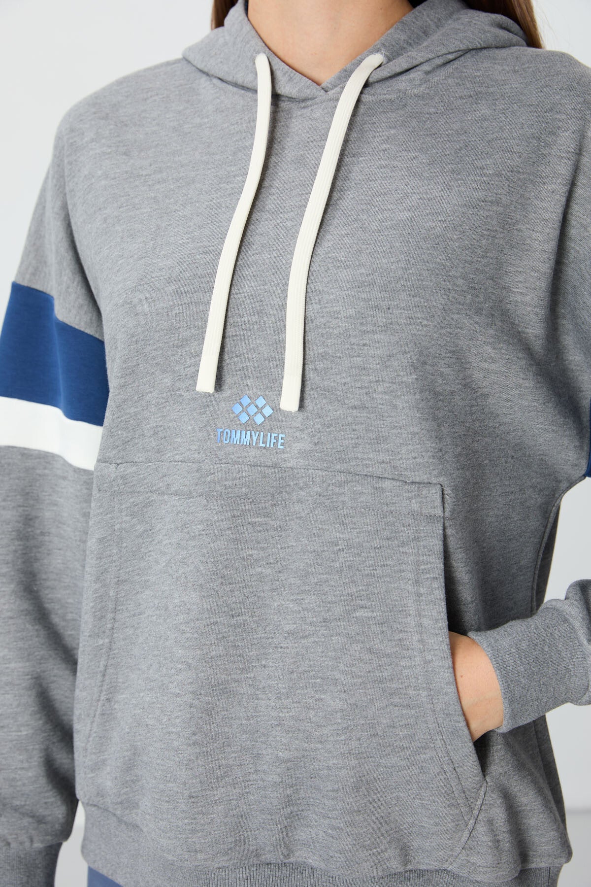 Image of Gri Melanj Kompakt Pamuklu Kalın Pürüzsüz Dokulu Kapüşonlu Oversize Fit Kadın Sweatshirt - 97290