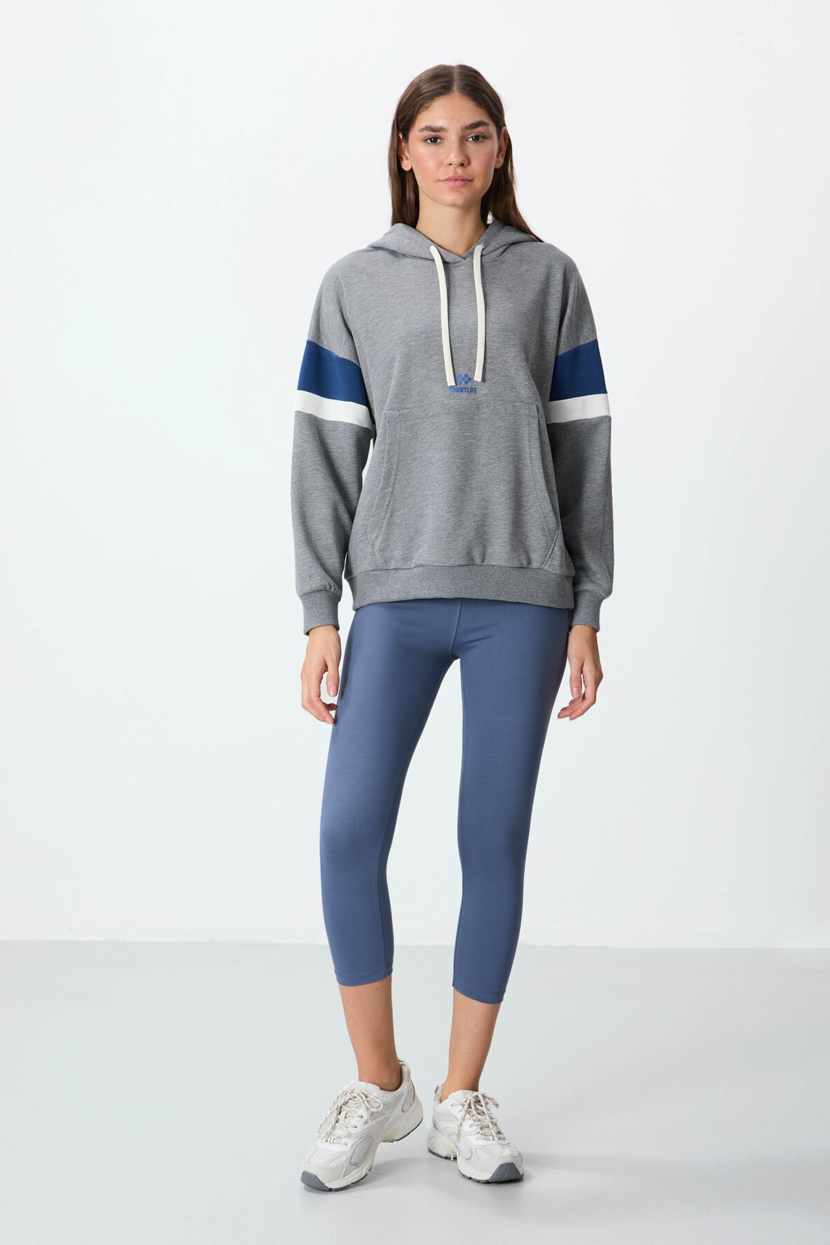 Image of Gri Melanj Kompakt Pamuklu Kalın Pürüzsüz Dokulu Kapüşonlu Oversize Fit Kadın Sweatshirt - 97290