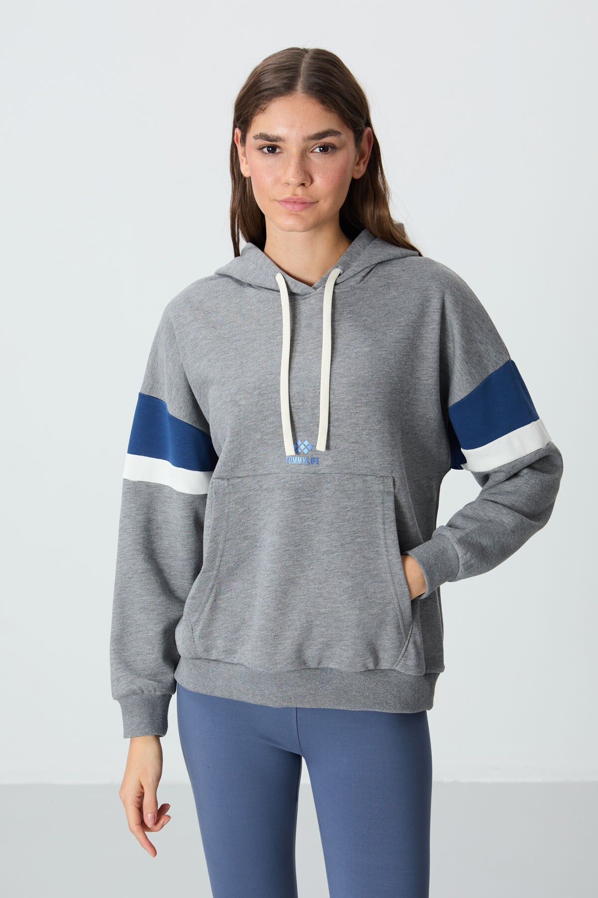 Image of Gri Melanj Kompakt Pamuklu Kalın Pürüzsüz Dokulu Kapüşonlu Oversize Fit Kadın Sweatshirt - 97290