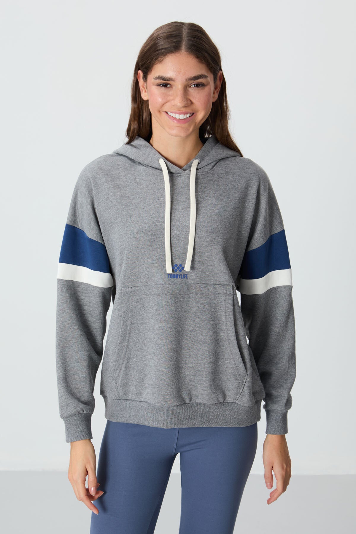 Image of Gri Melanj Kompakt Pamuklu Kalın Pürüzsüz Dokulu Kapüşonlu Oversize Fit Kadın Sweatshirt - 97290