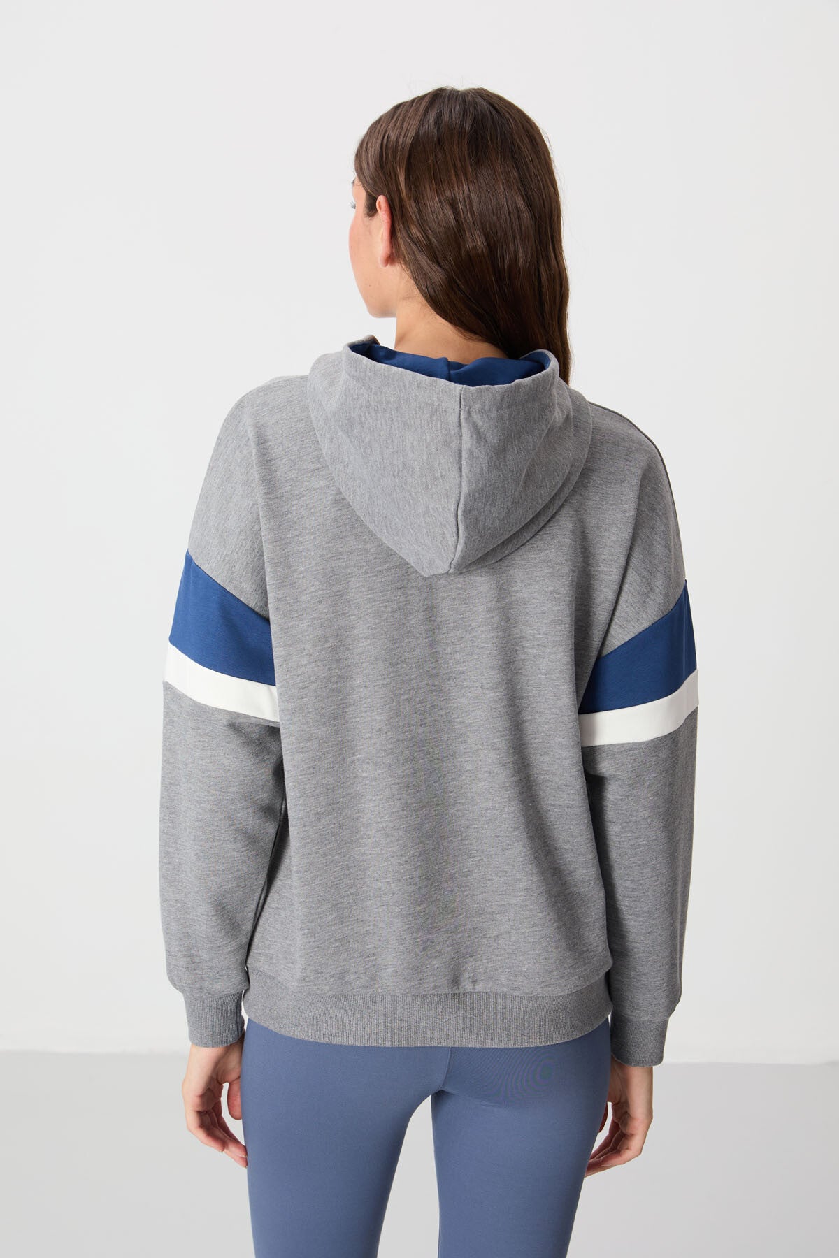 Image of Gri Melanj Kompakt Pamuklu Kalın Pürüzsüz Dokulu Kapüşonlu Oversize Fit Kadın Sweatshirt - 97290