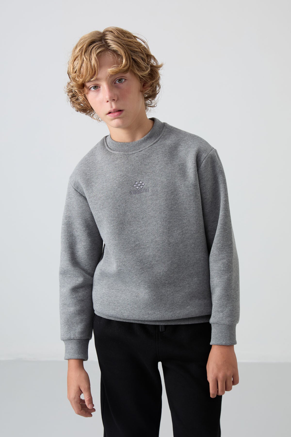Image of Gri Melanj Pamuklu Kalın İçi Tüylü Standart Fit Nakışlı Erkek Çocuk Sweatshirt - 11232