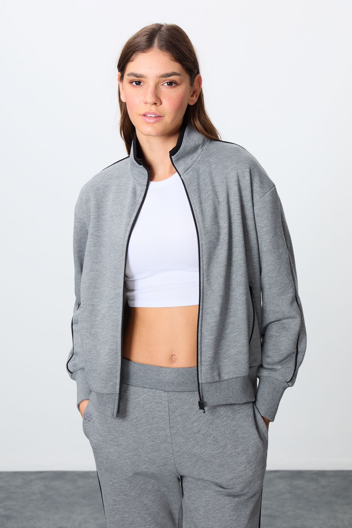 Image of Gri Melanj Kompakt Pamuklu Kalın Pürüzsüz Dokulu Dik Yaka Oversize Fit Kadın Eşofman Takım - 95340