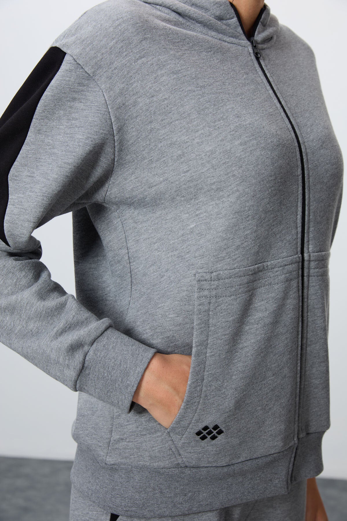 Image of Gri Melanj Kompakt Pamuklu Kalın Pürüzsüz Dokulu Kapüşonlu Oversize Fit Kadın Eşofman Takım - 95343