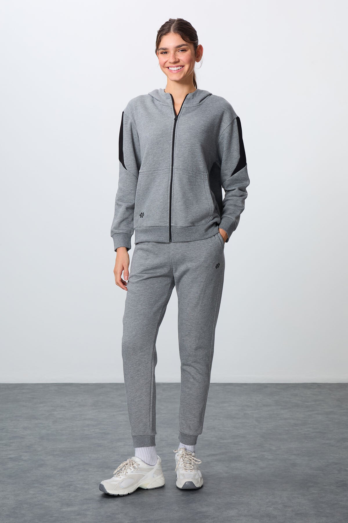 Image of Gri Melanj Kompakt Pamuklu Kalın Pürüzsüz Dokulu Kapüşonlu Oversize Fit Kadın Eşofman Takım - 95343
