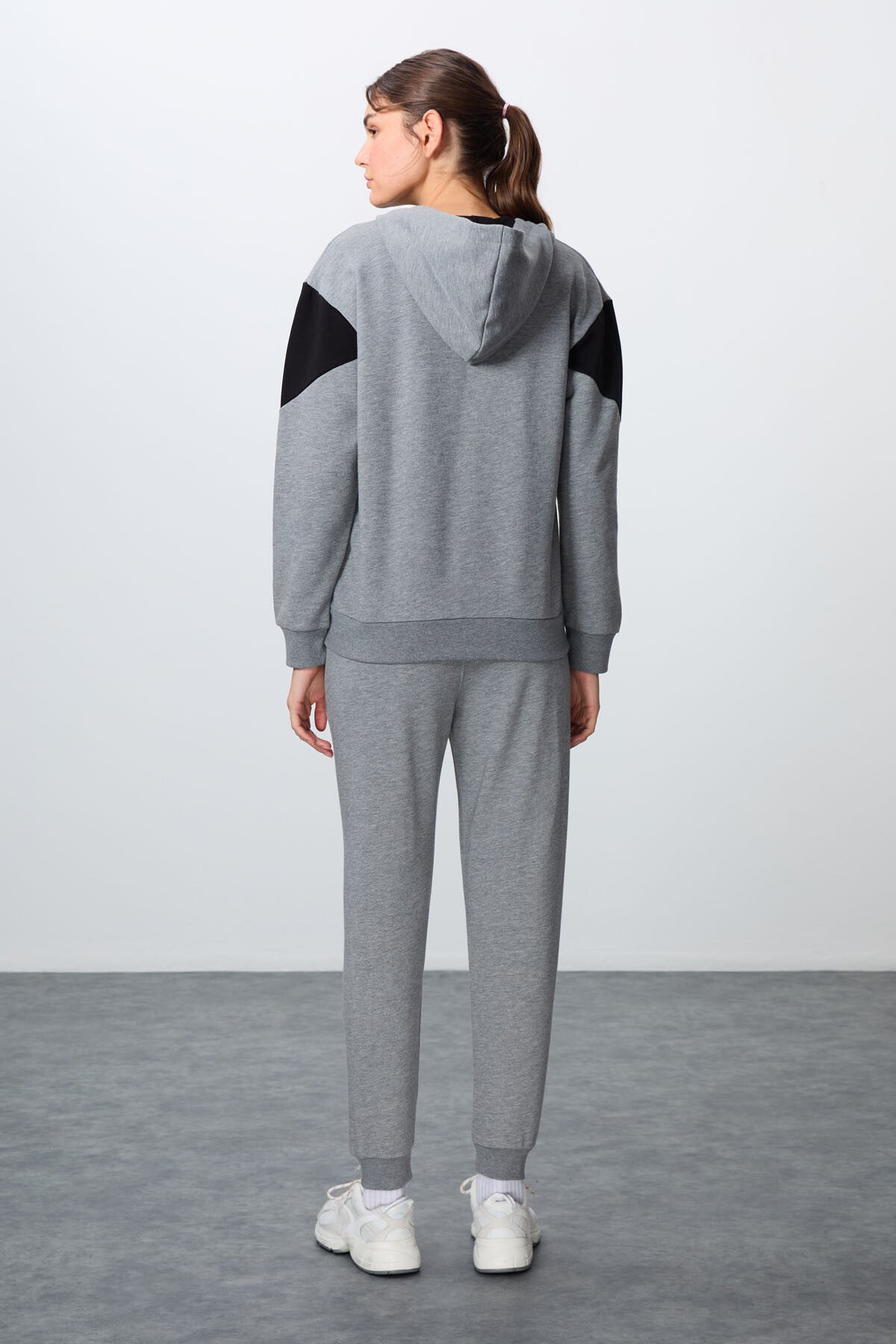 Image of Gri Melanj Kompakt Pamuklu Kalın Pürüzsüz Dokulu Kapüşonlu Oversize Fit Kadın Eşofman Takım - 95343