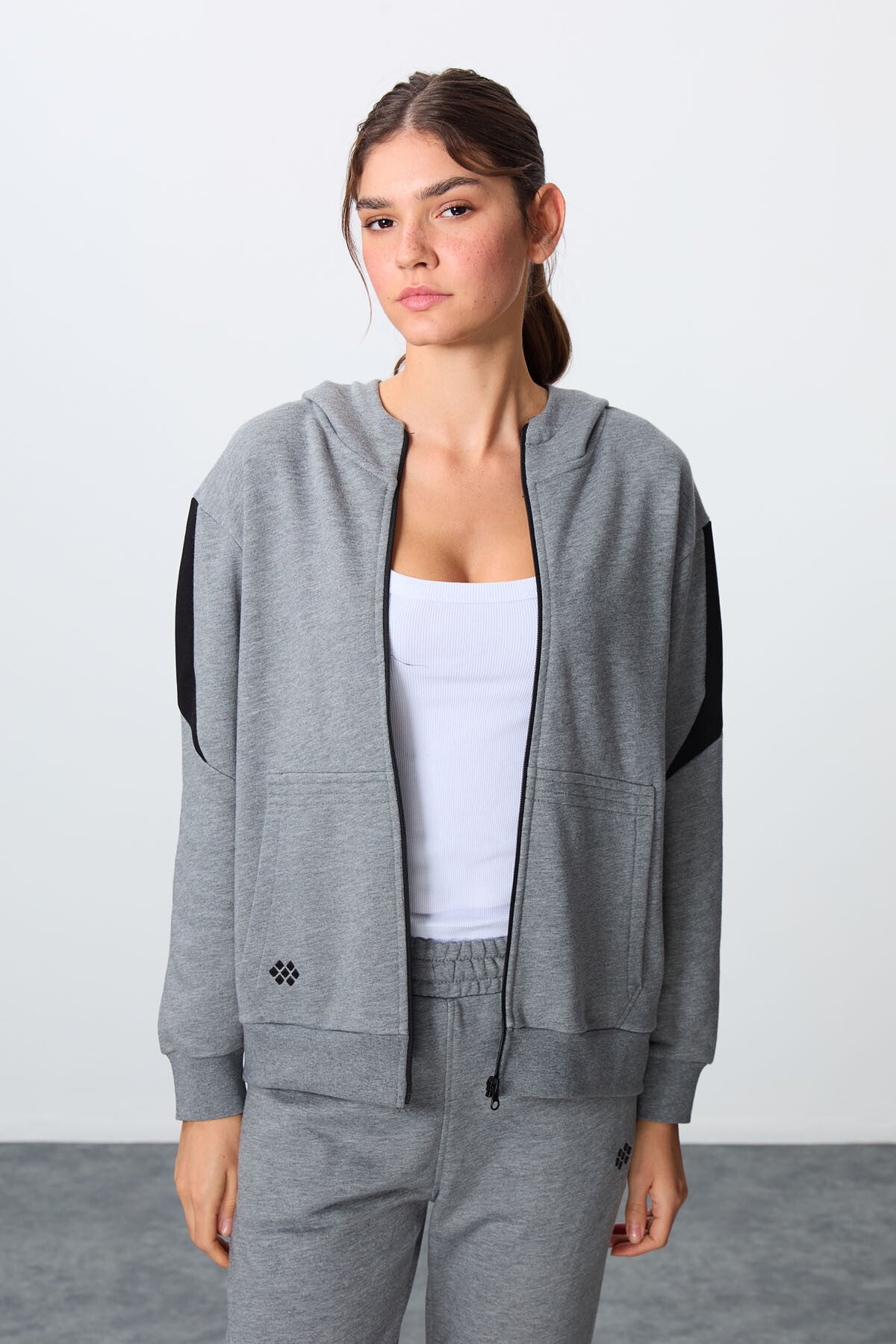 Image of Gri Melanj Kompakt Pamuklu Kalın Pürüzsüz Dokulu Kapüşonlu Oversize Fit Kadın Eşofman Takım - 95343