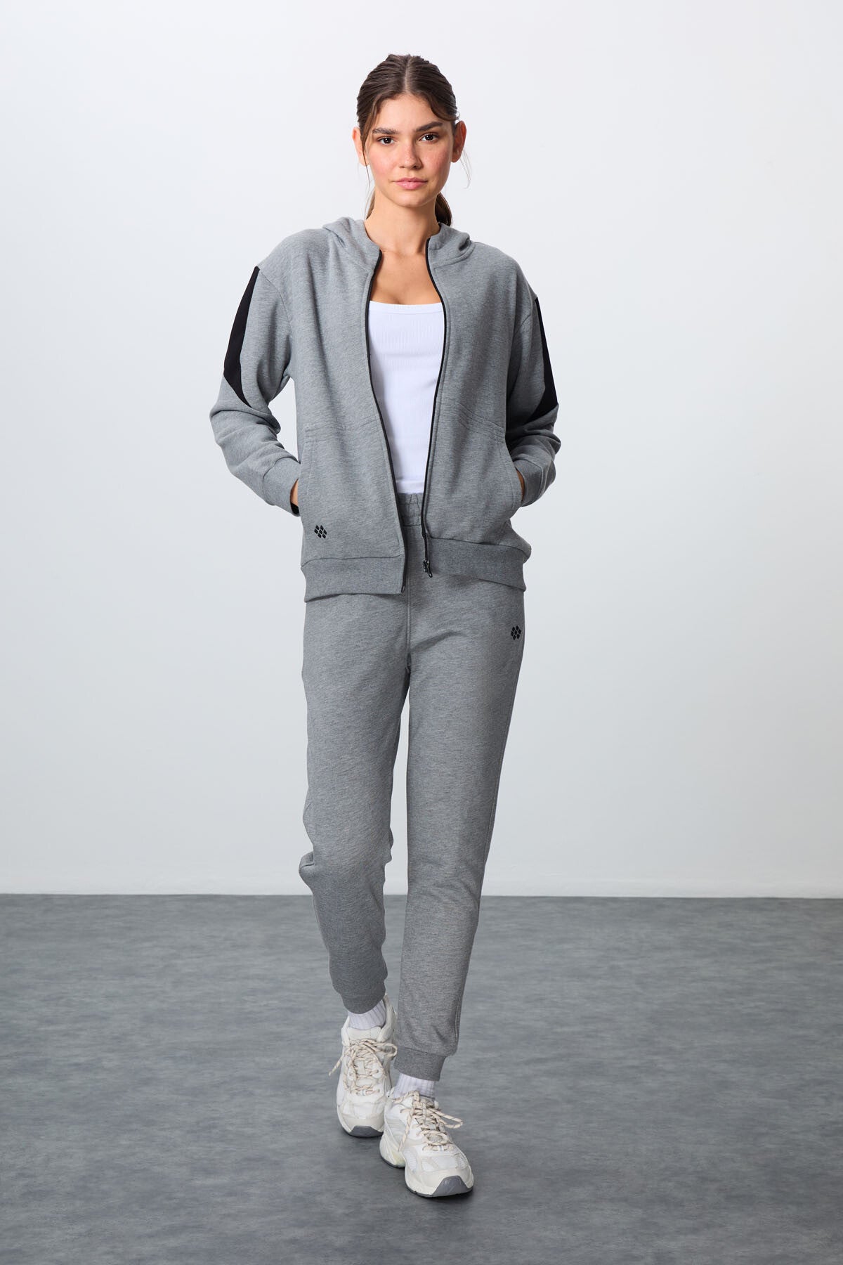 Image of Gri Melanj Kompakt Pamuklu Kalın Pürüzsüz Dokulu Kapüşonlu Oversize Fit Kadın Eşofman Takım - 95343