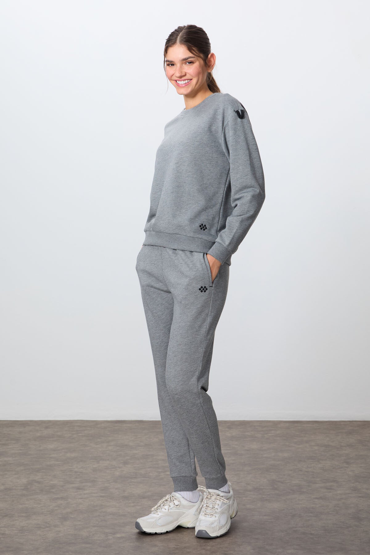 Image of Gri Melanj Kompakt Pamuklu Kalın Pürüzsüz Dokulu O Yaka Oversize Fit Kadın Eşofman Takım - 95341