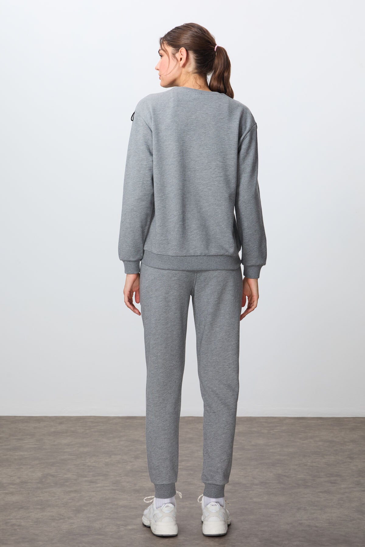 Image of Gri Melanj Kompakt Pamuklu Kalın Pürüzsüz Dokulu O Yaka Oversize Fit Kadın Eşofman Takım - 95341