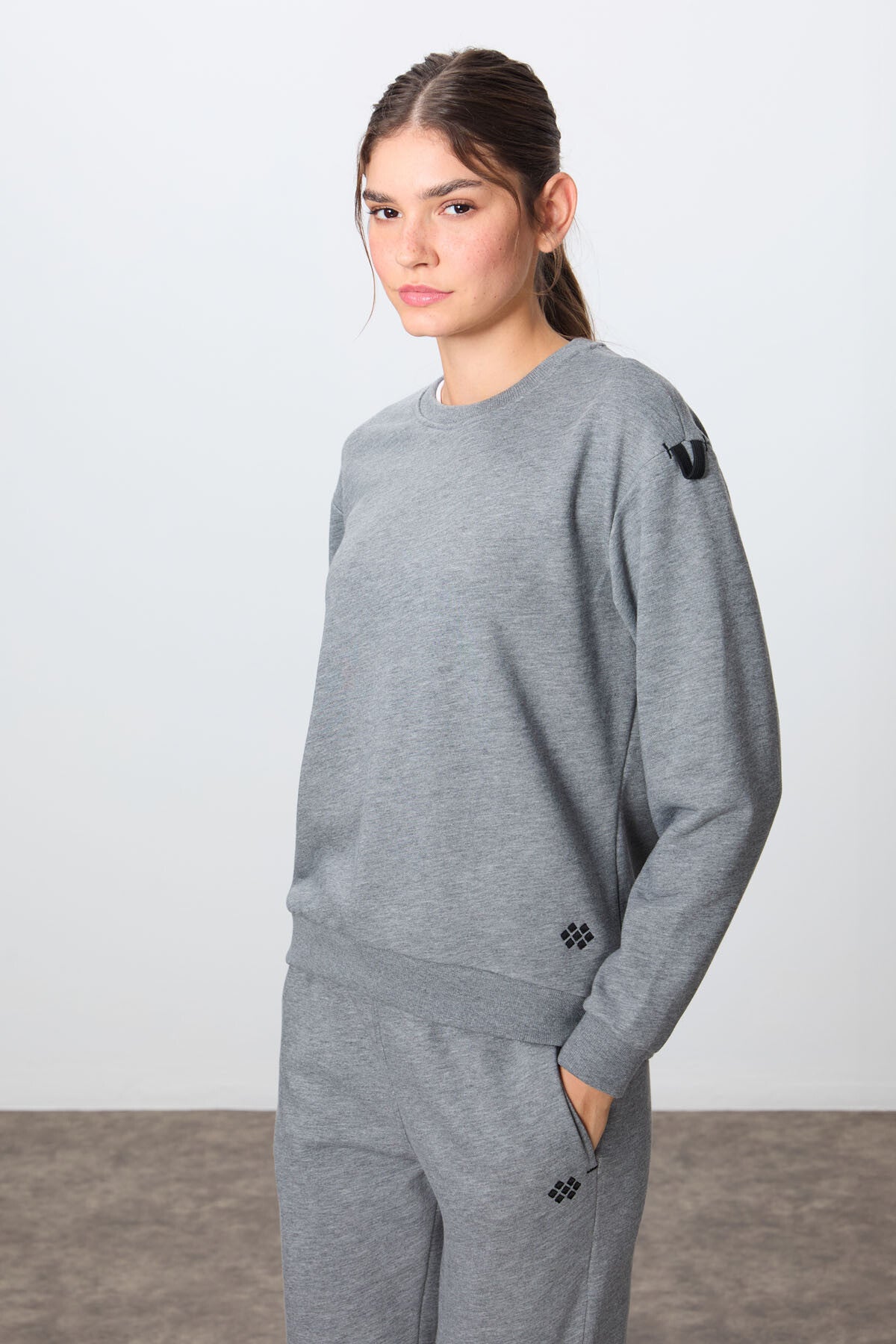 Image of Gri Melanj Kompakt Pamuklu Kalın Pürüzsüz Dokulu O Yaka Oversize Fit Kadın Eşofman Takım - 95341