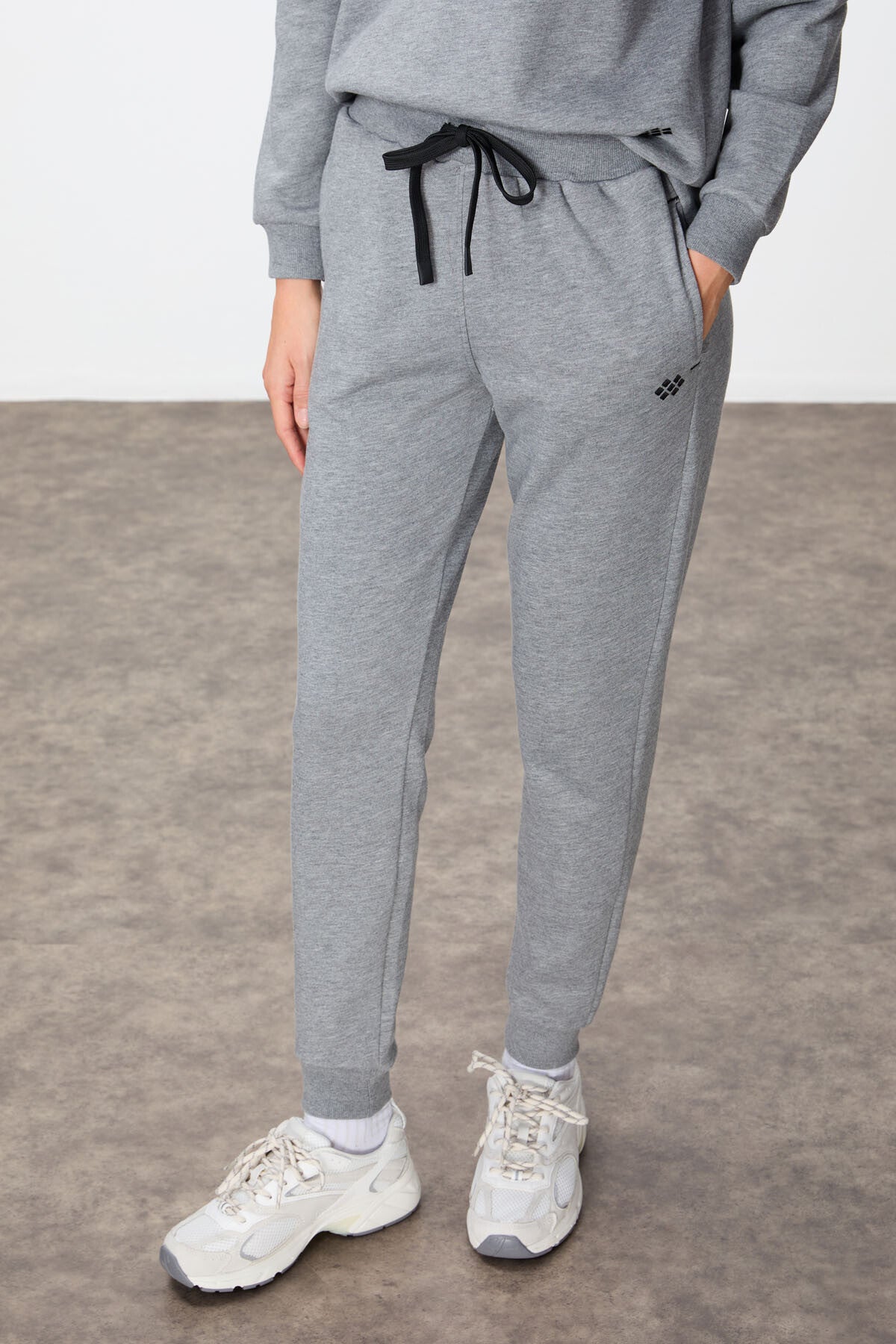 Image of Gri Melanj Kompakt Pamuklu Kalın Pürüzsüz Dokulu O Yaka Oversize Fit Kadın Eşofman Takım - 95341