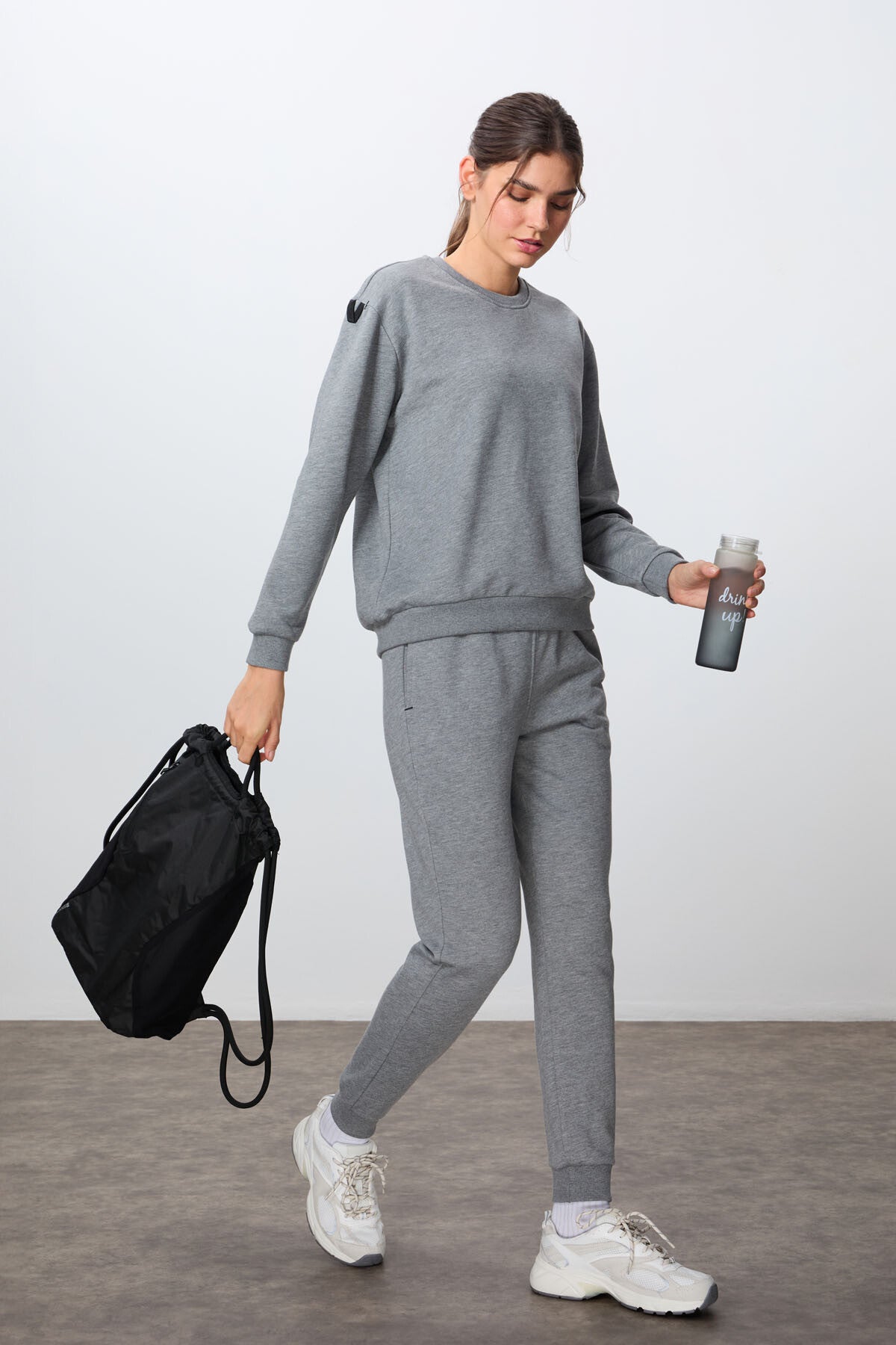 Image of Gri Melanj Kompakt Pamuklu Kalın Pürüzsüz Dokulu O Yaka Oversize Fit Kadın Eşofman Takım - 95341