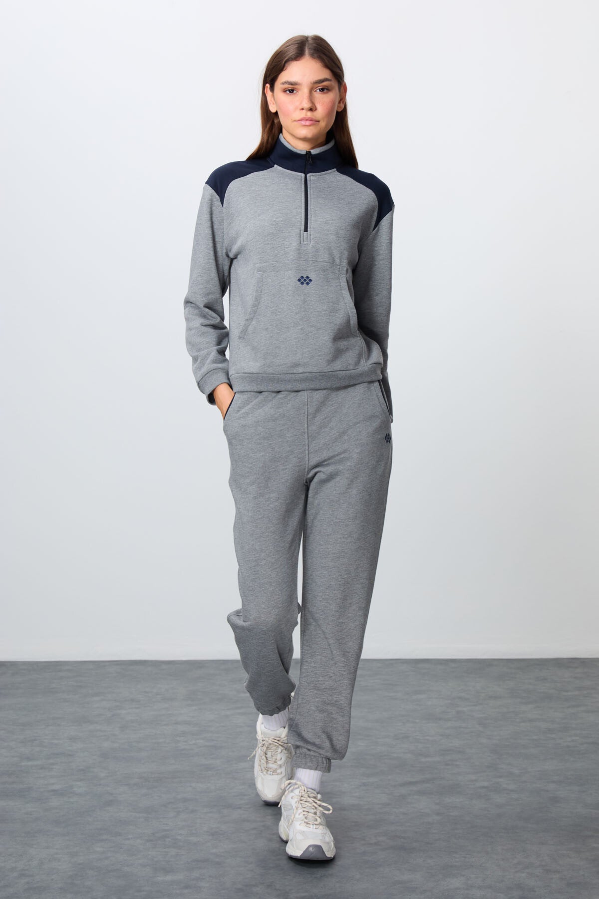 Image of Gri Melanj Kompakt Pamuklu Kalın Pürüzsüz Dokulu Dik Yaka Oversize Fit Kadın Eşofman Takım - 95342