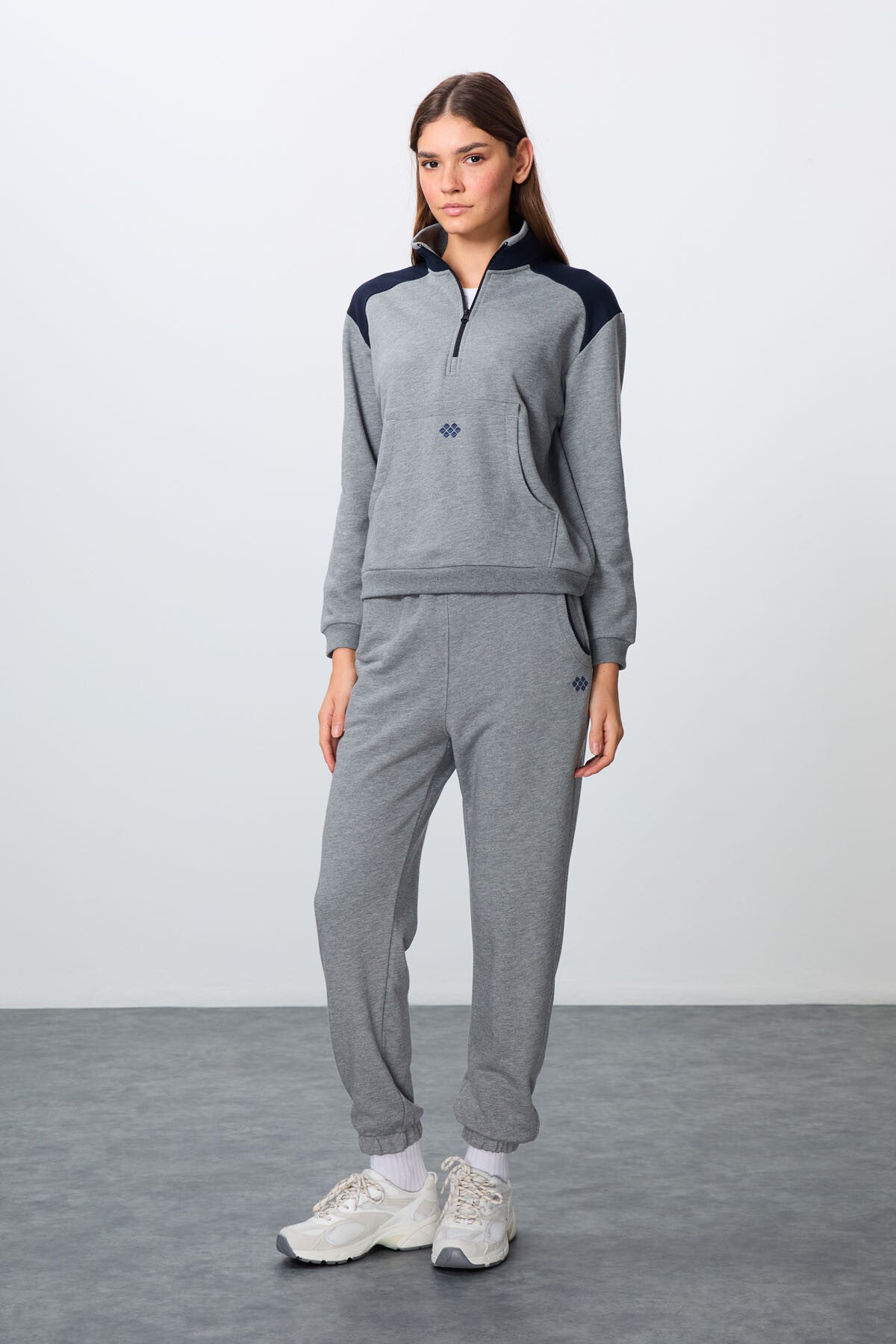 Image of Gri Melanj Kompakt Pamuklu Kalın Pürüzsüz Dokulu Dik Yaka Oversize Fit Kadın Eşofman Takım - 95342