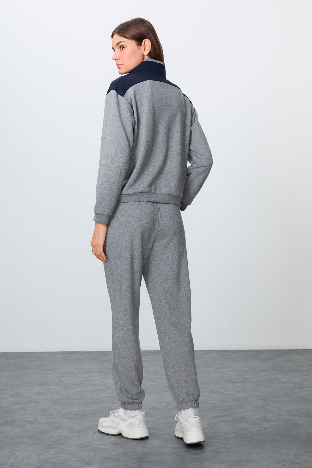 Image of Gri Melanj Kompakt Pamuklu Kalın Pürüzsüz Dokulu Dik Yaka Oversize Fit Kadın Eşofman Takım - 95342